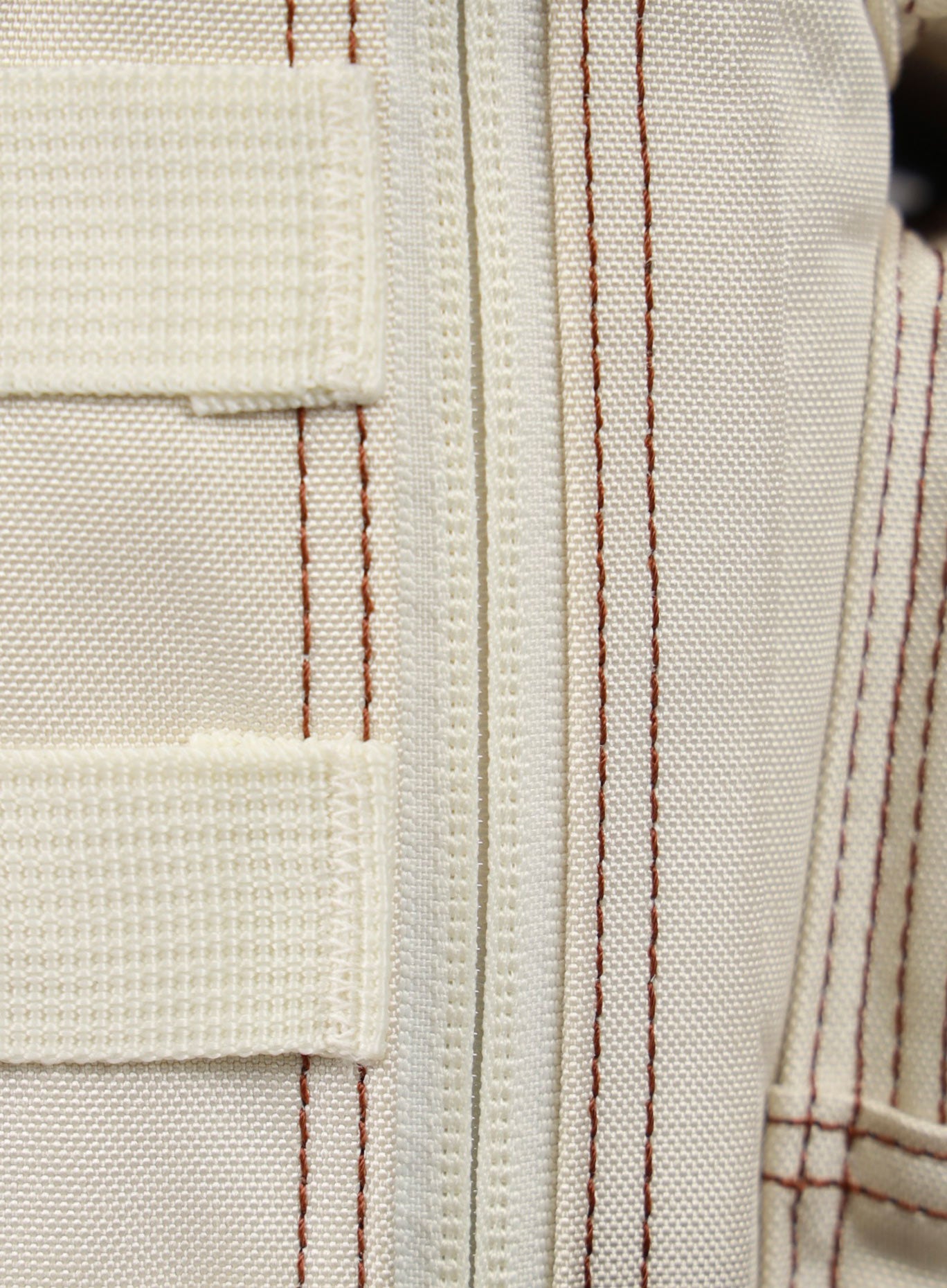 close up picture of the zipper on the 9L Backpack Mini Bombshell Sportswear in Crème color