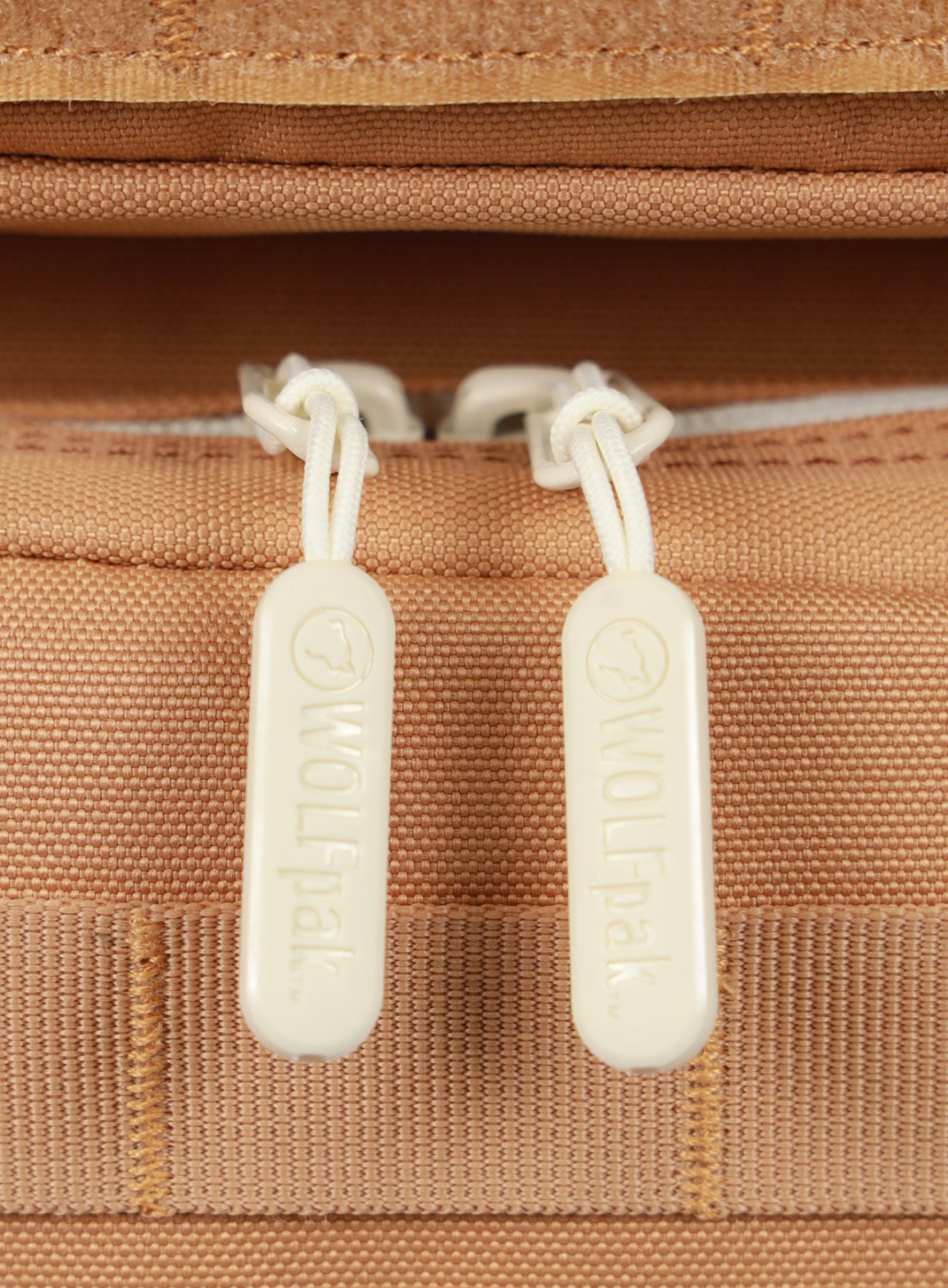 A picture showing the zipper pulls on the   25L Backpack Bombshell Sportswear in Caramel color