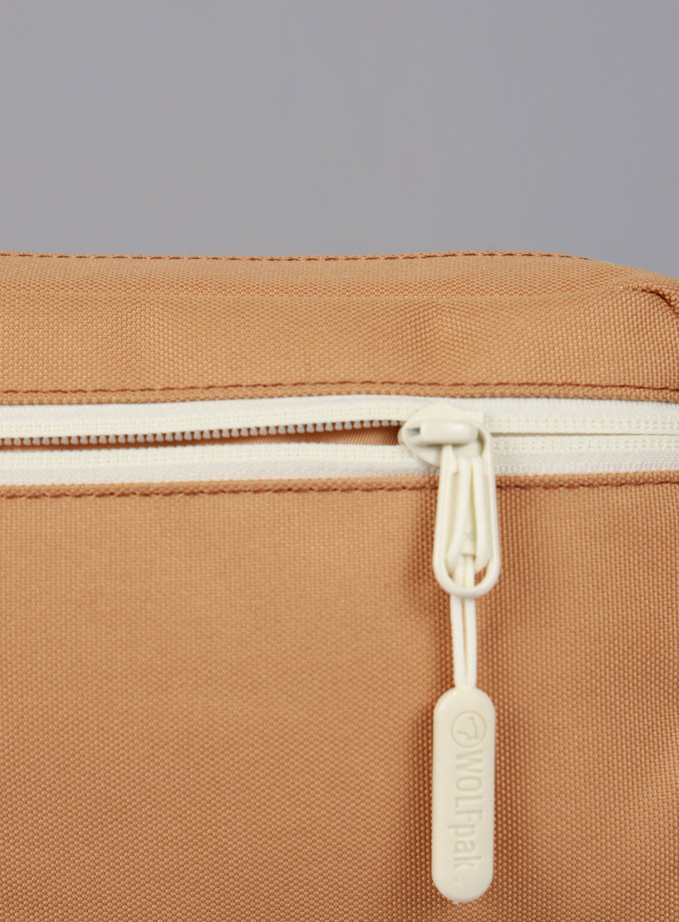 A picture showing the zipper on the 1.5L Crossbody Pack Bombshell Sportswear in  Caramel color
