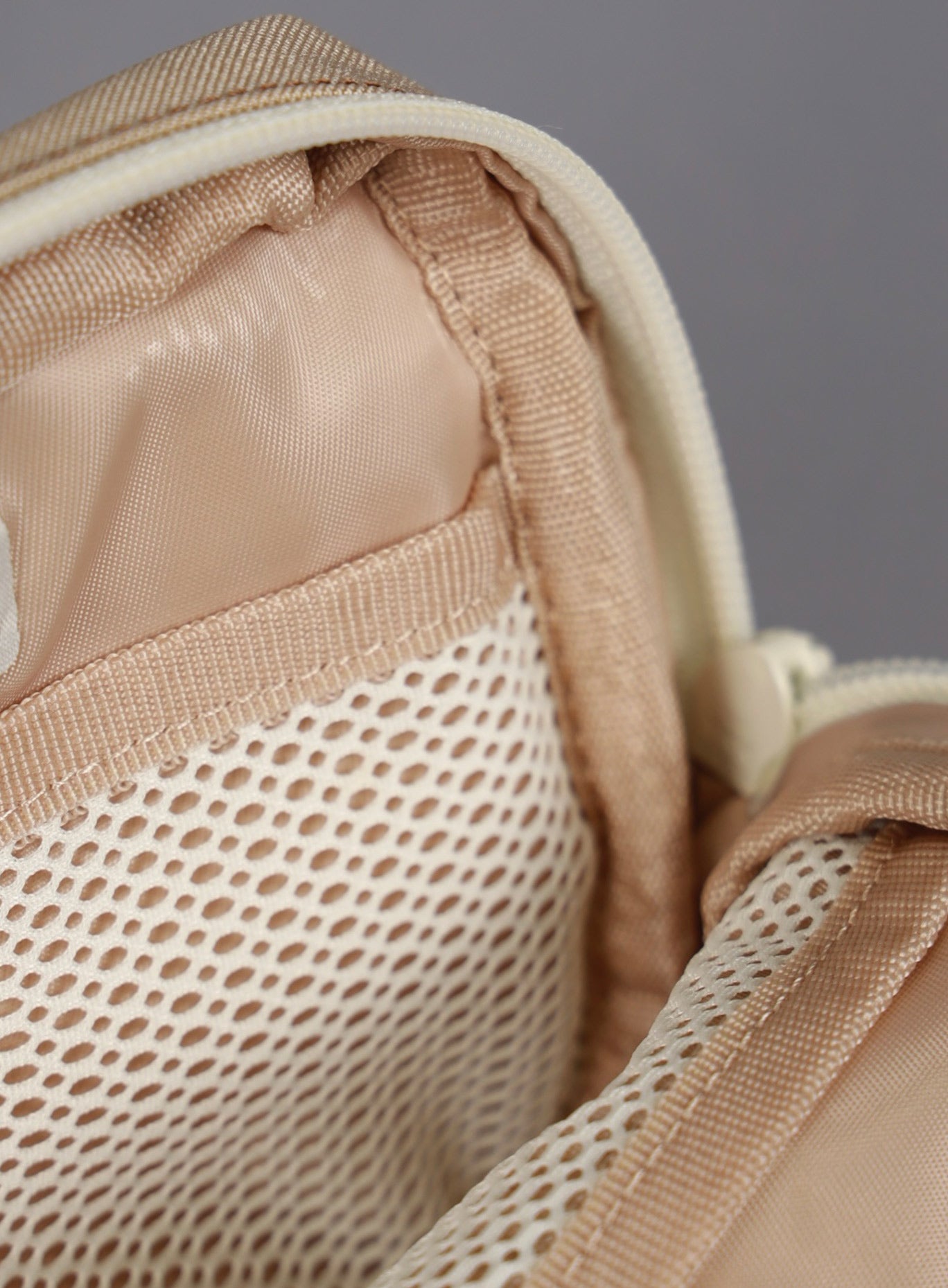 A picture showing the main compartment with mesh on the 1.5L Crossbody Pack Bombshell Sportswear in  Latte color