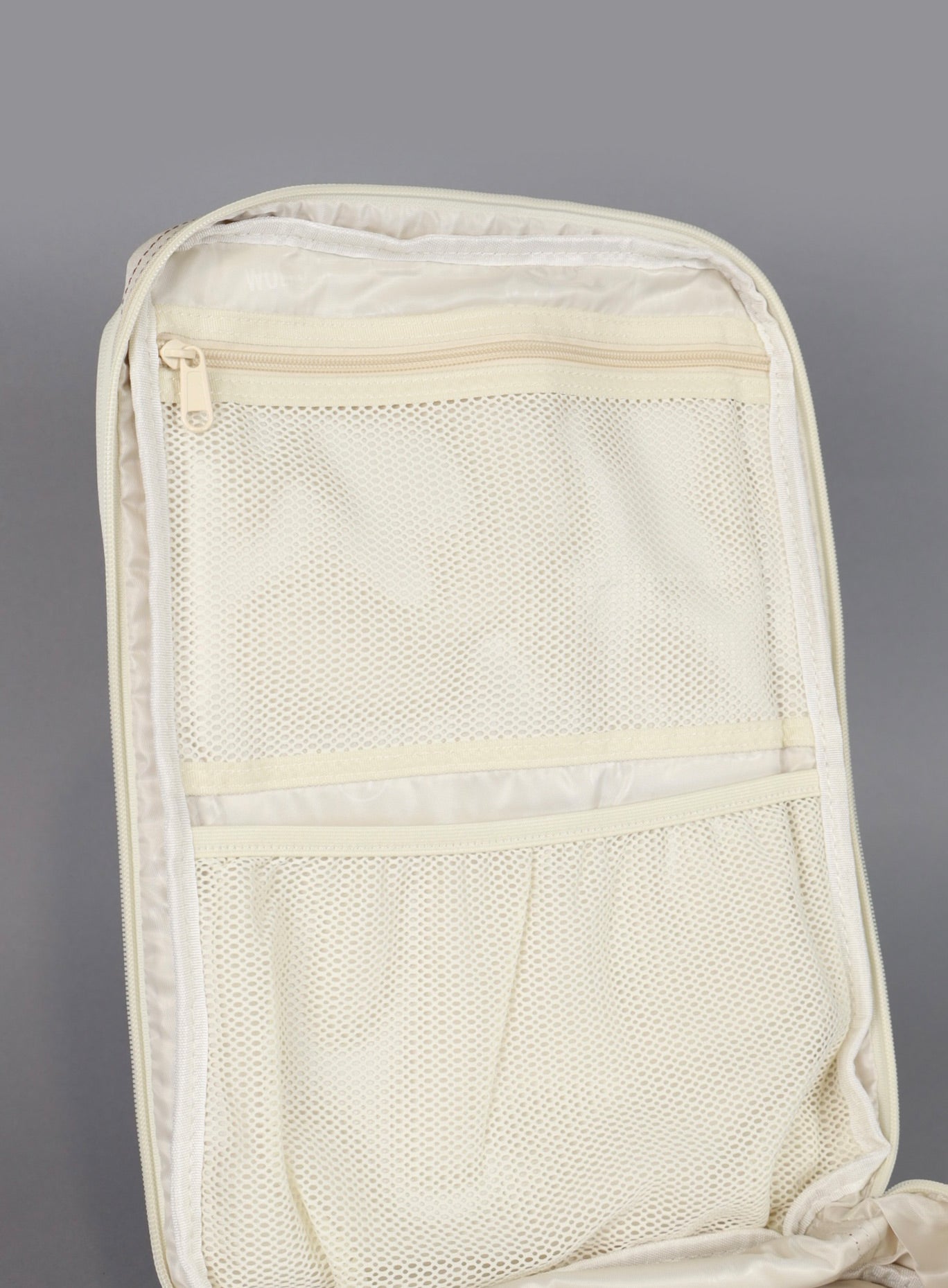 A picture showing the top side of the main compartment with mesh compartments on the 25L Backpack Bombshell Sportswear in Crème color