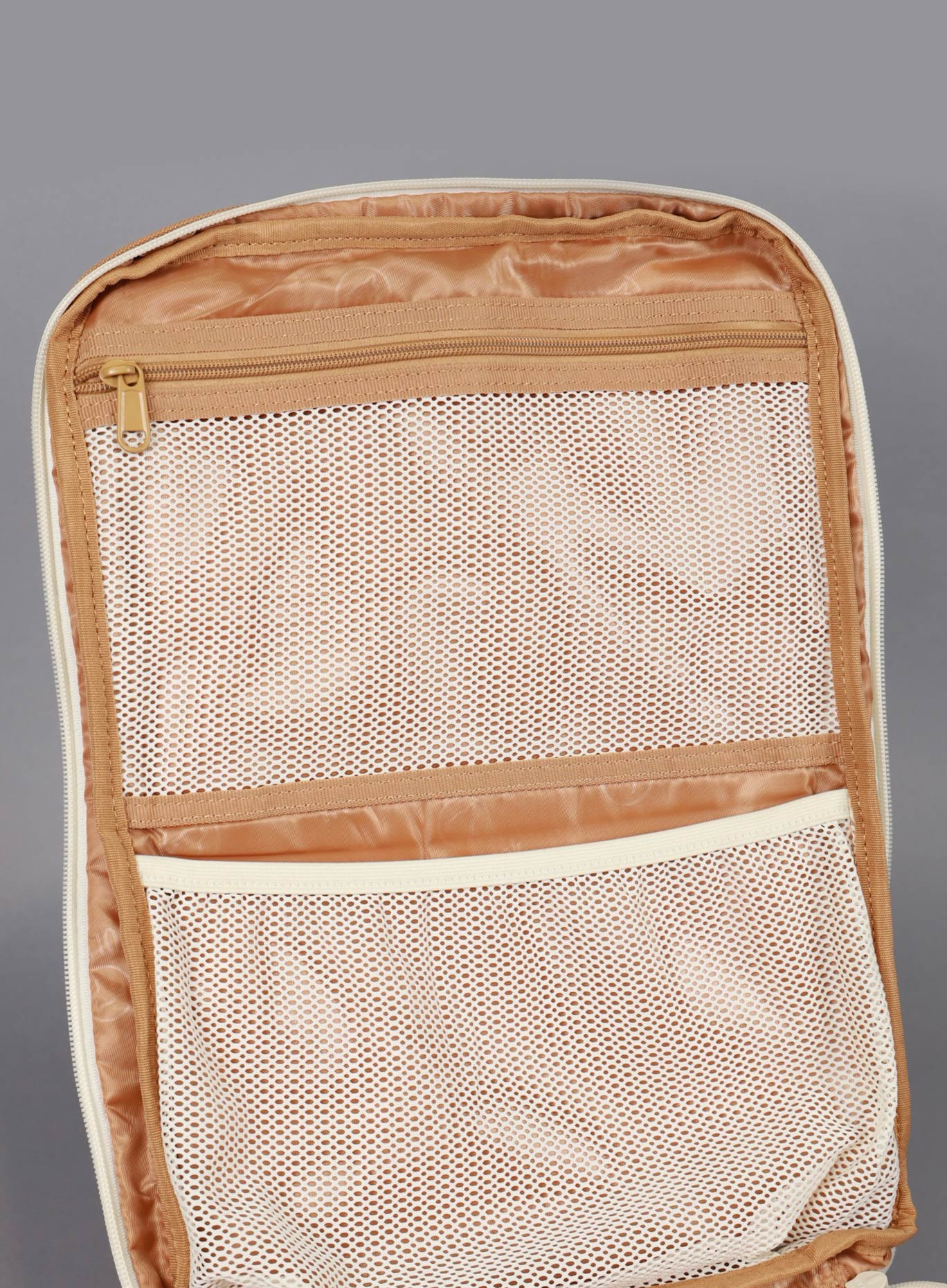 A picture showing the top side of the main compartment with mesh compartments on the   25L Backpack Bombshell Sportswear in Caramel color