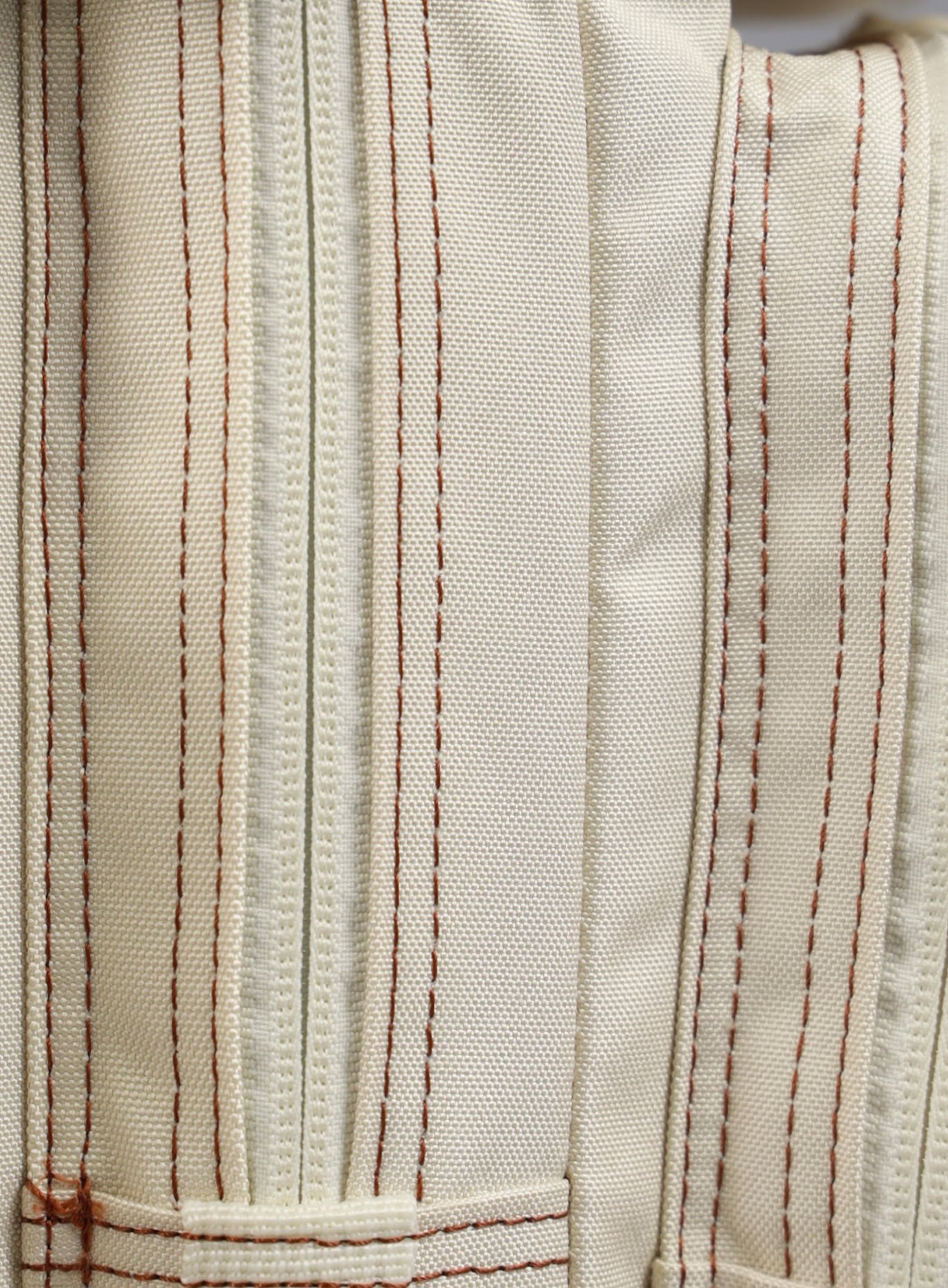 A close-up image highlighting the zipper of the 35L Bombshell Sportswear backpack in  Crème color