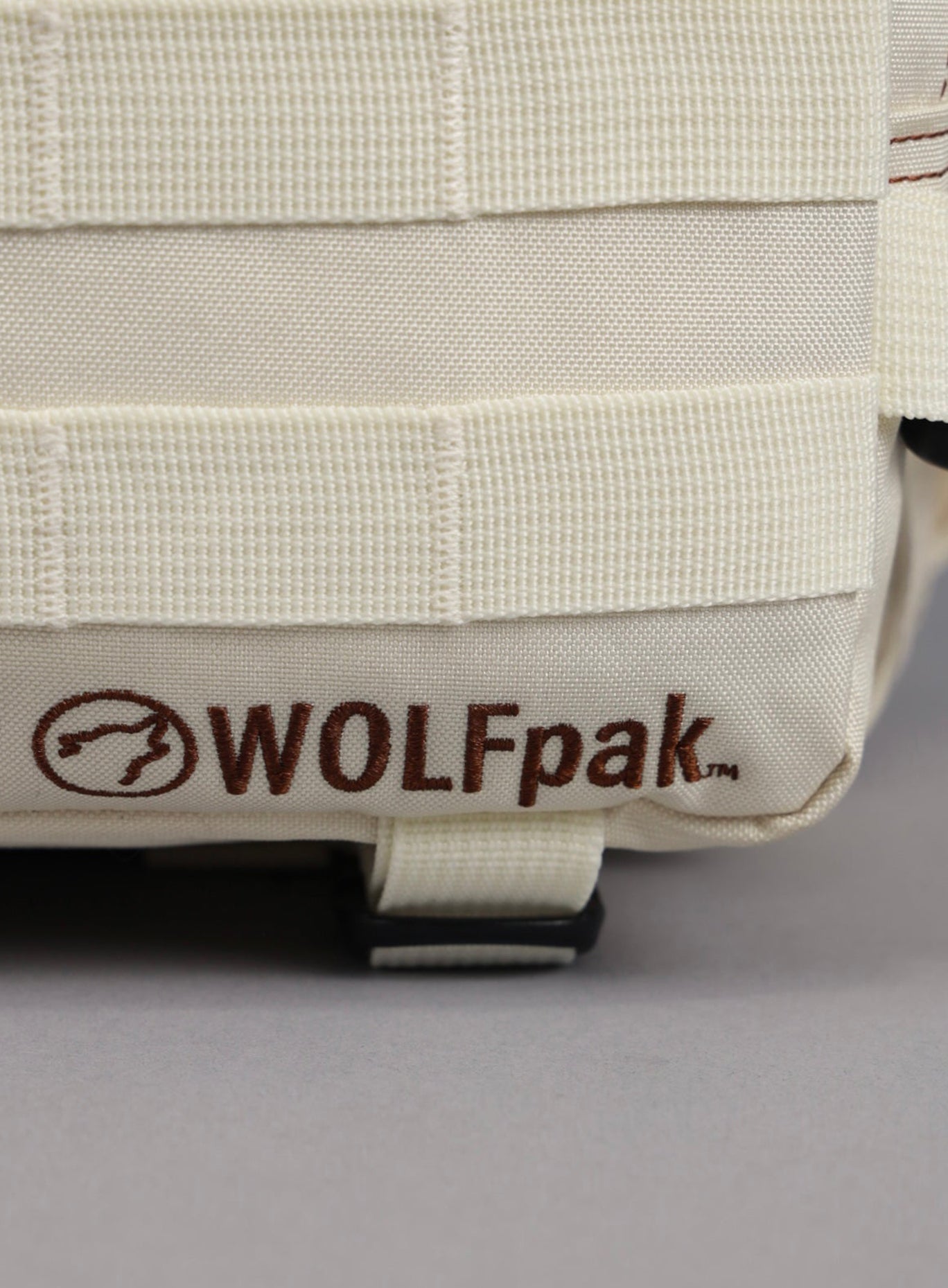 An image highlighting the WOLFpak logo on the   25L Backpack Bombshell Sportswear in Crème color