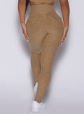 Zoomed in back profile view of our pocket pop leggings in caramel color 