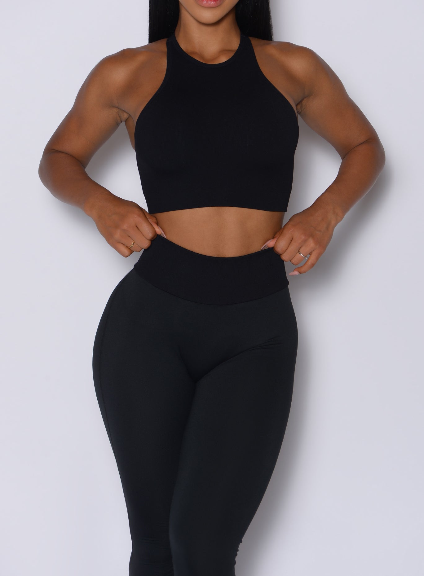 Close up front profile shot of our model  wearing the Lifter Seamless Bra in Black color paired with the matching leggings